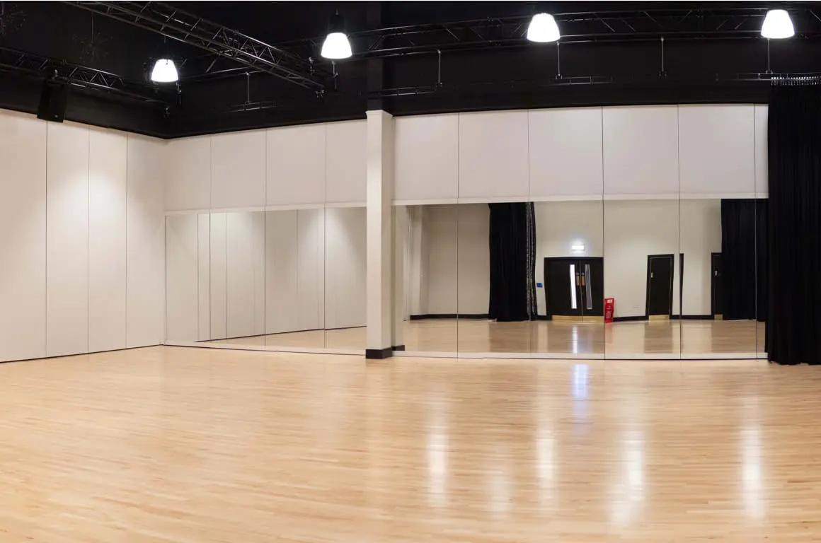 Studio-Pano-Crop